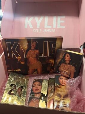 Kylie 24th Birthday Gold Eyeshadow & Lip Makeup Set - Gold